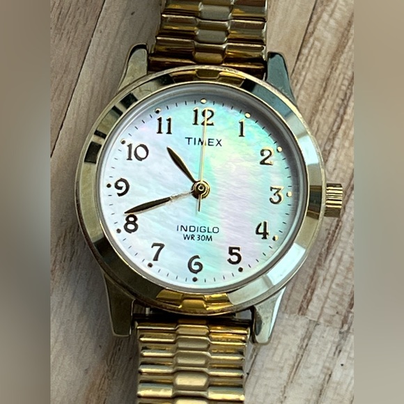 Timex Ladies Watch Indiglo Pearlescent Dial Gold Tone Stretch Band WR30M - Picture 1 of 8